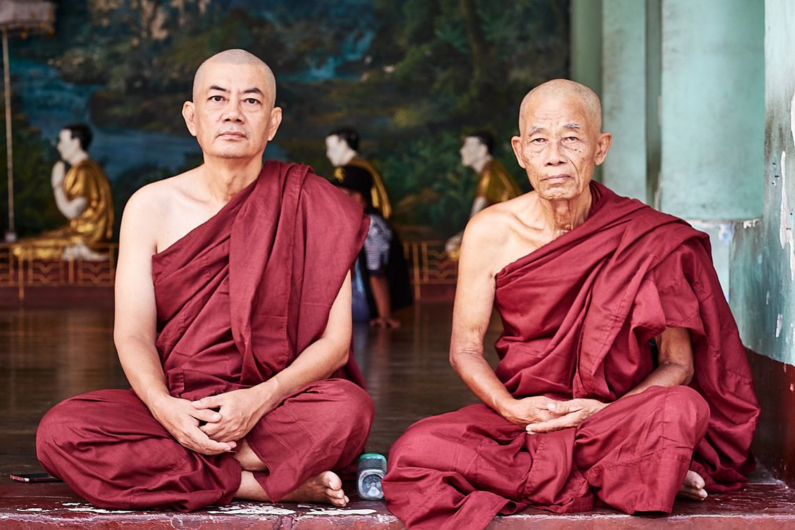 Deux moines à la Pagode Shwedagon de Yangon.