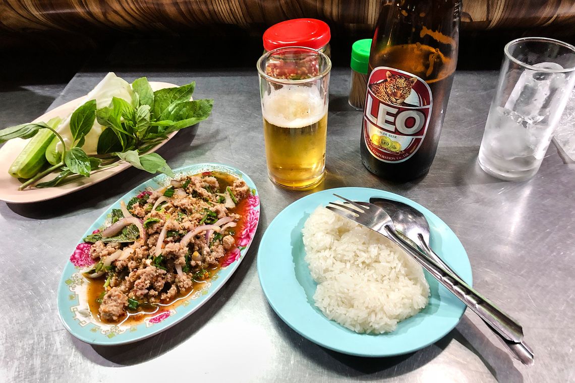 Un plat de « laab moo » dans une rue de Bangkok.